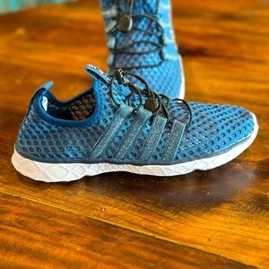 Women’s Slip on Water Shoes, Sz 5